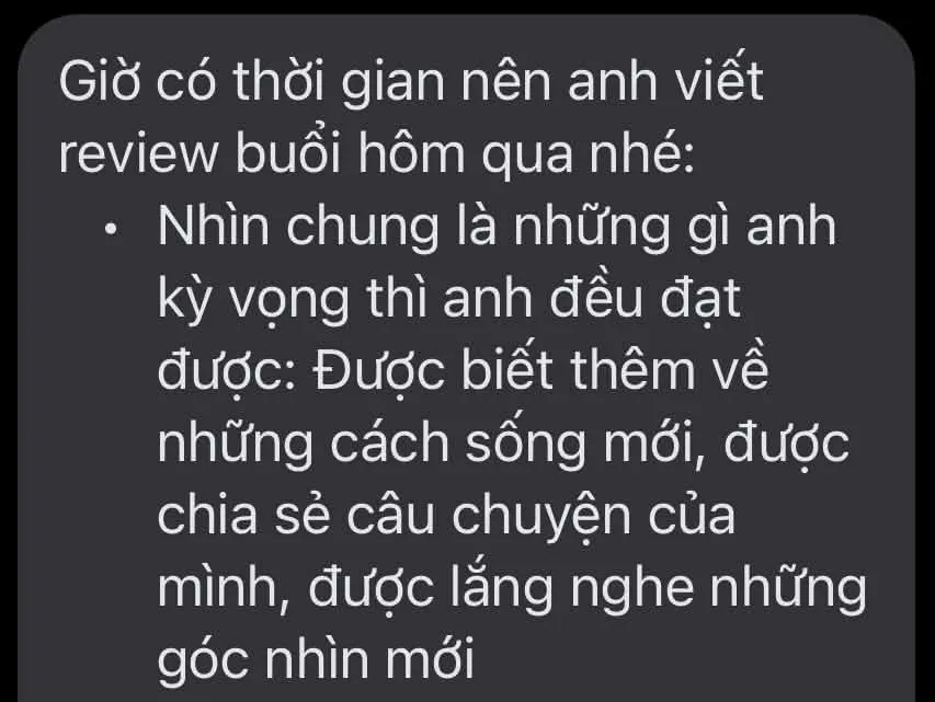 Ảnh chụp tin nhắn: "Giờ có thời gian nên anh viết review buổi hôm qua nhé: Nhìn chung là những gì anh kỳ vọng thì anh đều đạt được: Được biết thêm về những cách sống mới, được chia sẻ câu chuyện của mình, được lắng nghe những góc nhìn mới."